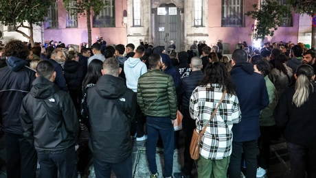 Άνθρωποι έξω από το Δικαστήριο Ηρακλείου