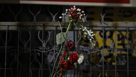 Λουλούδια στο σημείο δολοφονίας του Σαχτζάτ Λουκμάν