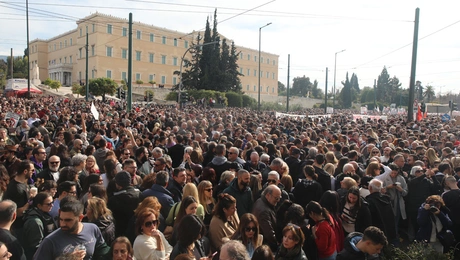 Διαδήλωση για το δυστύχημα στα Τέμπη μπροστά στη Βουλή
