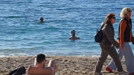 Κάτοικοι των νοτίων προαστίων κάνουν μπάνιο στη θάλασσα
