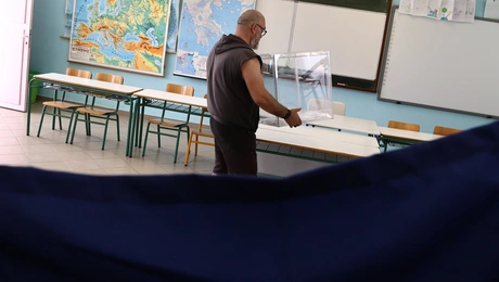 Άνδρας μεταφέρει κάλπη για τις εκλογές