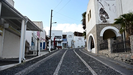 Άδειοι δρόμοι στη Σαντορίνη