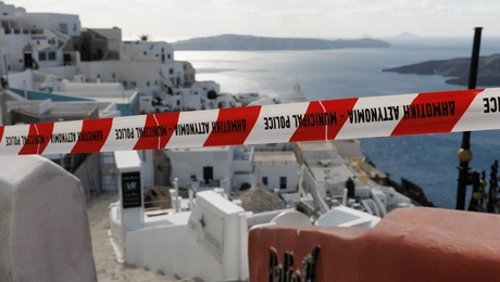 Προειδοποιητικές κορδέλες στη Σαντορίνη