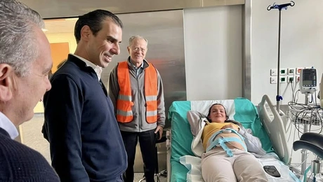 Ο Μάριος Θεμιστοκλεόυς και η μητέρα στη Σαντορίνη