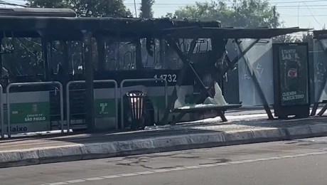 Aεροπλάνο συγκρούστηκε με λεωφορείο