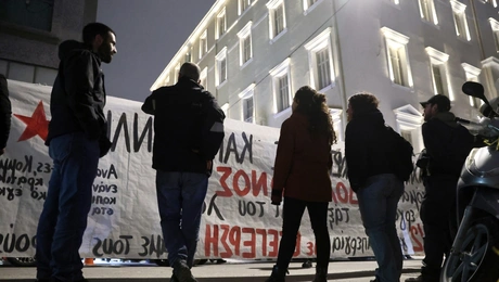 Συγκέντρωση έξω από το γραφείο του Κώστα Καραμανλή