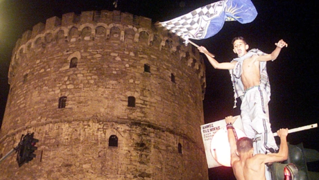Μικρός οπάδος του ΠΑΟΚ πανηγυρίζει στον Λευκό Πύργο