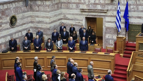 Ενός λεπτού σιγή στην μνήμη των 57 θυμάτων της τραγωδίας των Τεμπών στη Βουλή