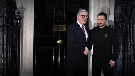 Ο Βρετανός πρωθυπουργός, Κιρ Στάρμερ με τον Βολοντίμιρ Ζελένσκι 