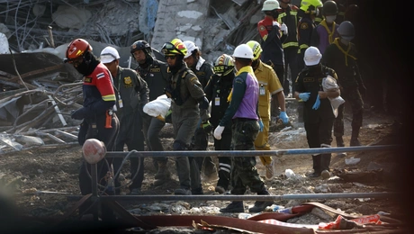 Σωστικά συνεργεία σε ερείπια κτιρίου στην Ταϊλάνδη