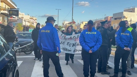 Συγκέντρωση έξω από το δημαρχείο Αργυρούπολης