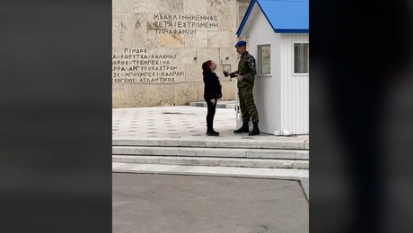 Υπάλληλος της Βουλής στο Μνημείο του Άγνωστου Στρατιώτη