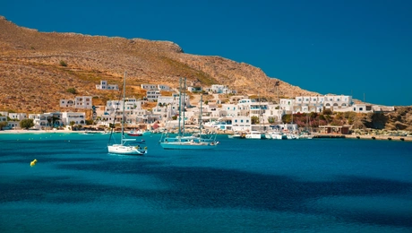 Ειδική για τα ταξίδια αποκαλύπτει τα 4 ελληνικά οικονομικά νησιά με σπίτια σαν τη Σαντορίνη και απομονωμένες παραλίες