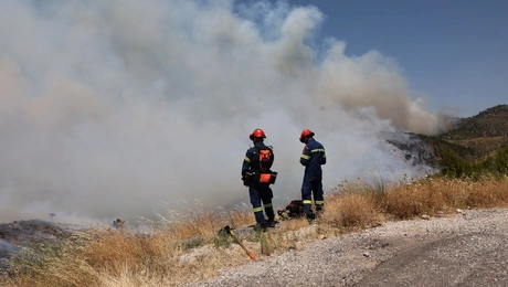 Πυροσβέστες σε φωτιά
