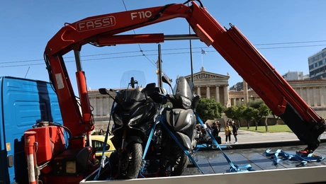 Γερανός μεταφέρει οχήματα