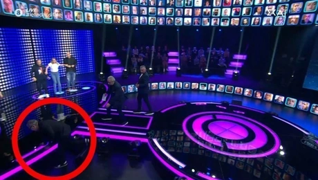 Η Ελλάδα Ψηφίζει: Πάγωσαν όλοι με το ατύχημα στα σκαλιά του πλατό