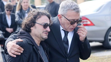 Κώστας Κόκλας-Βασίλης Χαραλαμπόπουλος στην κηδεία της Καίτης Κωνσταντίνου
