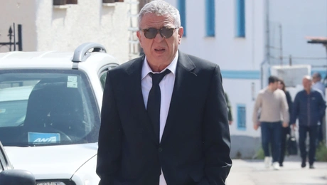 Ο Κώστας Κόκλας στην κηδεία της Καίτης Κωνσταντίνου
