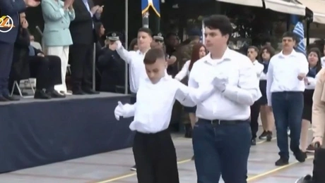 Μαθητής στη Λαμία σηκώθηκε από το αμαξίδιο και παρέλασε όρθιος