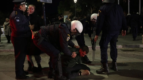 Ένταση και προσαγωγές στη διαμαρτυρία κατά της παράστασης του Ζαραλίκου