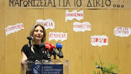 Η Μαρία Καρυστιανού κατά τη διάρκεια ομιλίας