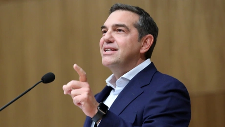 Ο Αλέξης Τσίπρας κάνει ομιλία