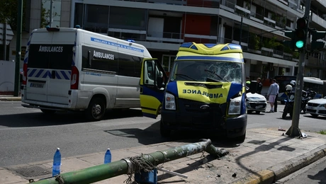 Ασθενοφόρο προσέκρουσε σε κολώνα φωτισμού στο Παγκράτι