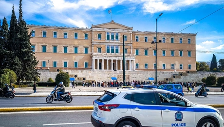 Το όχι τυχαίο timing των μέτρων, η κηδεία του Πάπα και μια επέτειος χωρίς κεράκια 