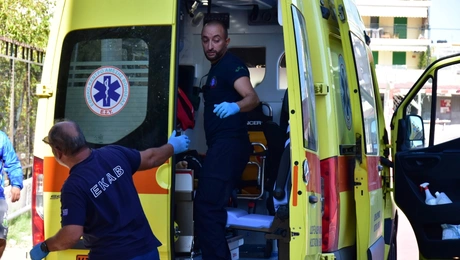 Προσωπικό του ΕΚΑΒ σε διακομιδή ασθενή