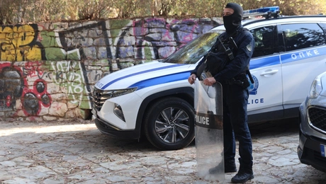 Εξάρχεια: Αστυνομική επιχείρηση σε υπό κατάληψη κτίριο στον λόφο του Στρέφη