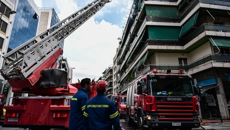 Πυροσβεστική σε φωτιά σε διαμέρισμα στη Μεσογείων