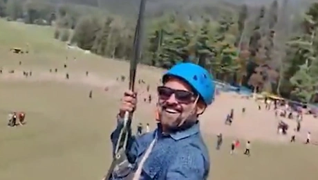 Τουρίστας κάνει zipline στο Κασμίρ