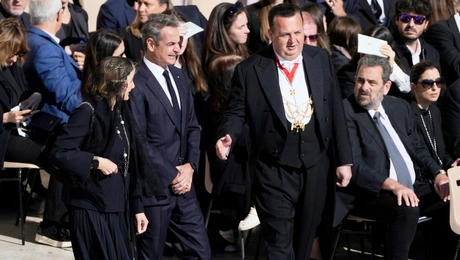 Κυριάκος Μητσοτάκης: Με τη σύζυγό του Μαρέβα στην κηδεία του Πάπα - Τήρησαν το αυστηρό dress code