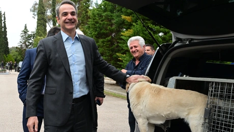 Ο Κυριάκος Μητσοτάκης χαϊδεύει τη Λάρα, τη σκυλίτσα της ΕΛΑΣ