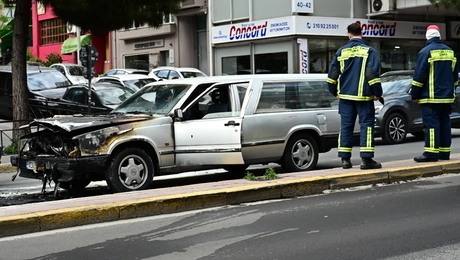 Νεκροφόρα έπιασε φωτιά στη Συγγρού