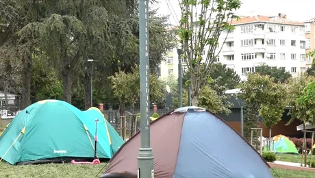 Σεισμός στην Κωνσταντινούπολη: 100.000 άνθρωποι διανυκτερεύουν σε σκηνές για δεύτερη νύχτα