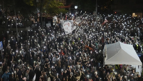 Οι φοιτητές έξω από τη δημόσια τηλεόραση