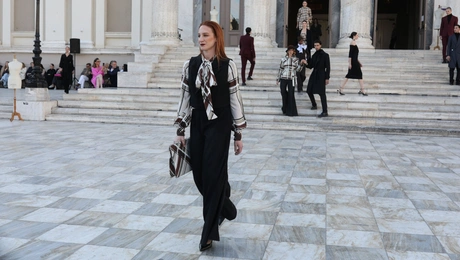 Η Στεφανία Γουλιώτη στην επίδειξη μόδας του Βασίλη Ζούλια
