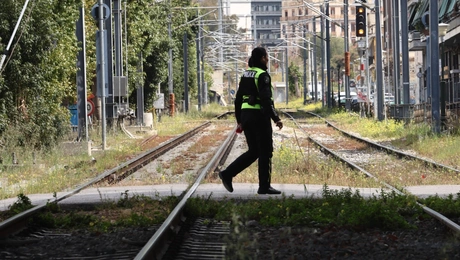 Αστυνομικός σε γραμμές τρένου