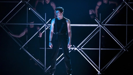 Ο Theo Evan στη σκηνή της Eurovision 2025