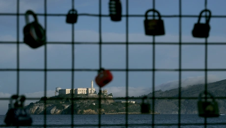 Στις 11 Αυγούστου 1934, οι πρώτοι ομοσπονδιακοί κρατούμενοι έφτασαν στο νησί Αλκατράζ