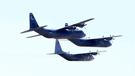 Αεροπλάνα C-130 πετούν πάνω από την Αθήνα
