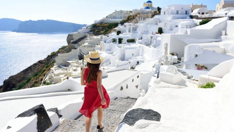 Ελληνίδα περπατά στη Σαντορίνη