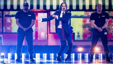 Ο Τόμι Κας με το Espresso Macchiato στη σκηνή της Eurovision 2025