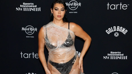 Η Lauren Chan στο εξώφυλλο του Sports Illustrated Swimsuit