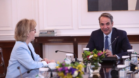 Συνάντηση Μητσοτάκη με την Επίτροπο Χρηματοοικονομικών Υπηρεσιών της ΕΕ 