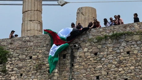 Προσήχθησαν 15 μέλης της Νέας Αριστεράς που ύψωσαν σημαία της Παλαιστίνης στην Ακρόπολη