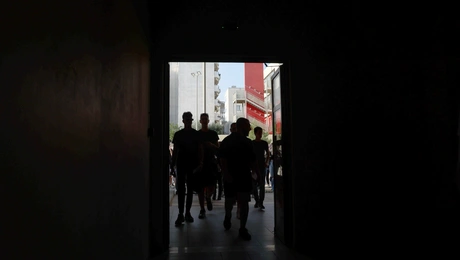 Μαθητές πηγαίνουν να διαγωνιστούν στις πανελλήνιες εξετάσεις