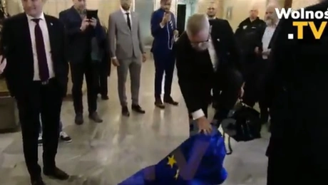 Ακροδεξιός Πολωνός βουλευτής κατέβασε τη σημαία της ΕΕ και σκούπισε τα παπούτσια του