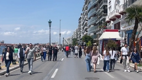 Πολίτες περπατούν στη Λεωφόρο Νίκης στη Θεσσαλονίκη